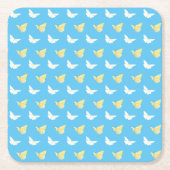 Witte en lichtgele vlinders die blauw vliegen kartonnen onderzetters (Voorkant)