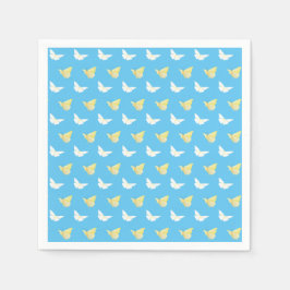 Witte en lichtgele vlinders die blauw vliegen servet