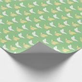 Witte en lichtgele vlinders die groen vliegen cadeaupapier (Hoek)