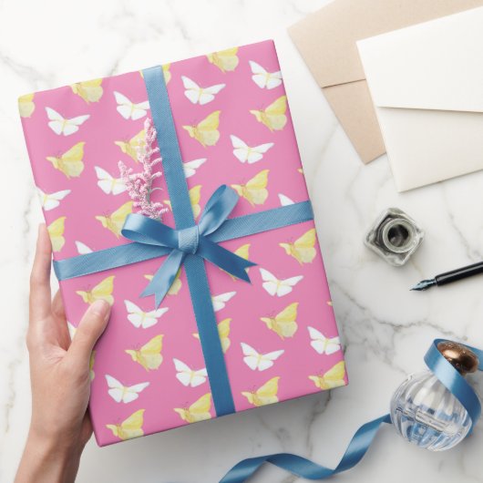 Witte en lichtgele vlinders die roze vliegen cadeaupapier (Geschenken)