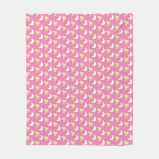 Witte en lichtgele vlinders die roze vliegen fleece deken