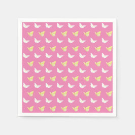 Witte en lichtgele vlinders die roze vliegen servet