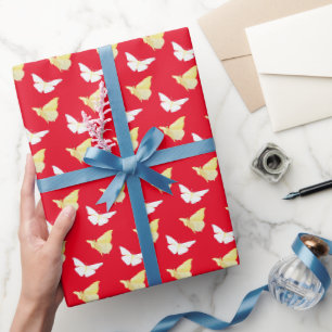 Witte en lichtgele vlinders vliegen rood cadeaupapier