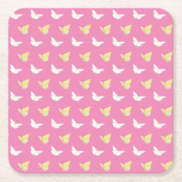 Witte en lichtgele vlinders vliegen roze kartonnen onderzetters