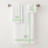 Witte en lichtgroene gestreepte aangepaste Initial Bad Handdoek (Insitu)