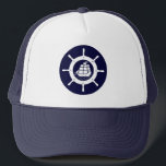 Witte en marineblauw Nautical Boat Wheel Trucker Pet<br><div class="desc">Scheepsblauw en wit zeemaand wiel eenvoudige illustratie met boot op water in het midden van de cyste.</div>