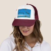 Witte en Maroon Vakantie Tijd Tekst met Strand Trucker Pet (In situ)