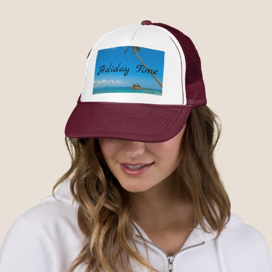 Witte en Maroon Vakantie Tijd Tekst met Strand Trucker Pet (In situ)