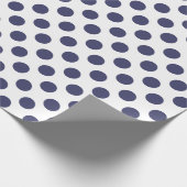 Witte en Navy Blue Polka Dots Cadeaupapier (Hoek)
