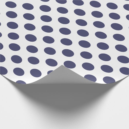 Witte en Navy Blue Polka Dots Cadeaupapier (Hoek)