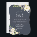 Witte en Navy Flowers Mooi 90th Birthday Party Kaart<br><div class="desc">White & Navy Flowers Beauful 90th Birthday Party Invitation We hebben ook veel andere uitnodigingen en collecties.</div>
