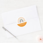 Witte en oranje regenboog kindernaam ronde sticker (Envelop)