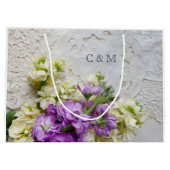 Witte en paarse bloemen op oude kant groot cadeauzakje (Achterkant)