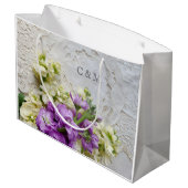 Witte en paarse bloemen op oude kant groot cadeauzakje (Achterkant Gekanteld)