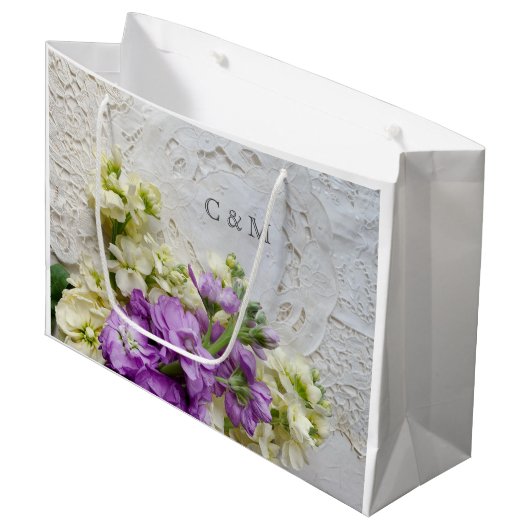 Witte en paarse bloemen op oude kant groot cadeauzakje (Voorkant Gekanteld)