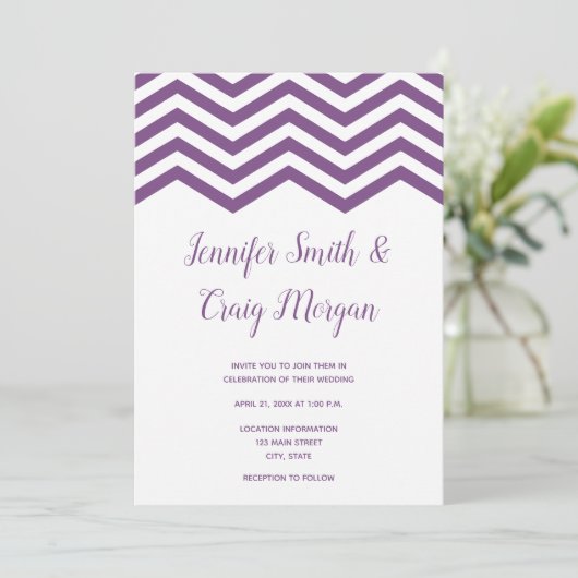 Witte en Paarse Chevron Trim Wedding Kaart (Staand voorkant)
