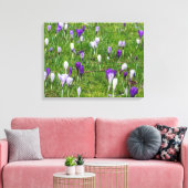 Witte en paarse krokussen uitzichten canvas print (Insitu (Woonkamer))