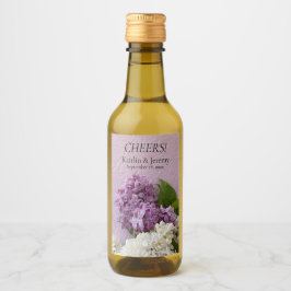 Witte en paarse lilacen op textuur wijn etiket