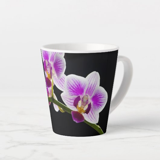 Witte en paarse orchidee latte mok (Rechterhoek)