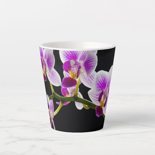 Witte en paarse orchidee latte mok (Voorkant)