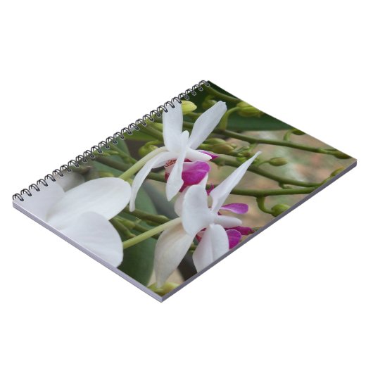 Witte en paarse orchideeën op een handig notitiebo notitieboek (Linkerzijde)