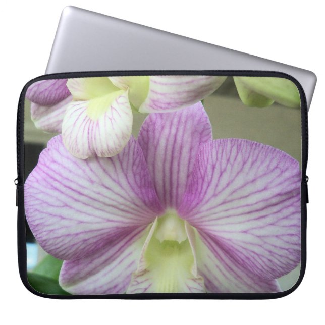 Witte en paarse orchideeën op een laptophoes laptop sleeve (Voorkant)