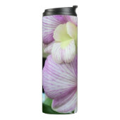 Witte en paarse orchideeën op een thermische tumbl thermosbeker (Gedraaid links)