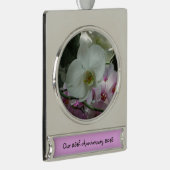 Witte en Paarse orchideeën Verzilverd Banner Ornament (Rechts)