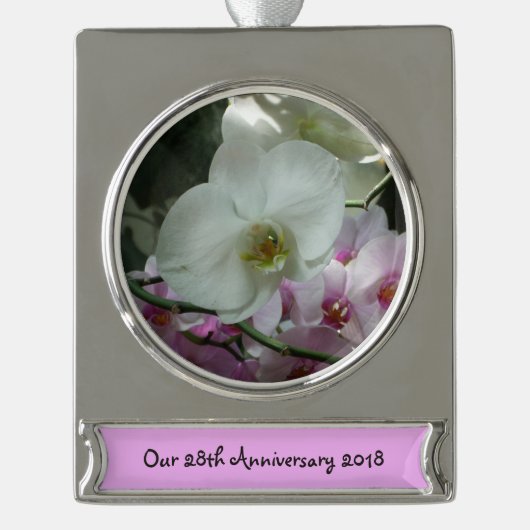 Witte en Paarse orchideeën Verzilverd Banner Ornament (Voorkant)