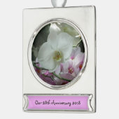 Witte en Paarse orchideeën Verzilverd Banner Ornament (Links)