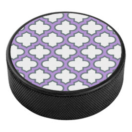 Witte en Paarse trellis, rooster, quatrefoil Hockey Puck
