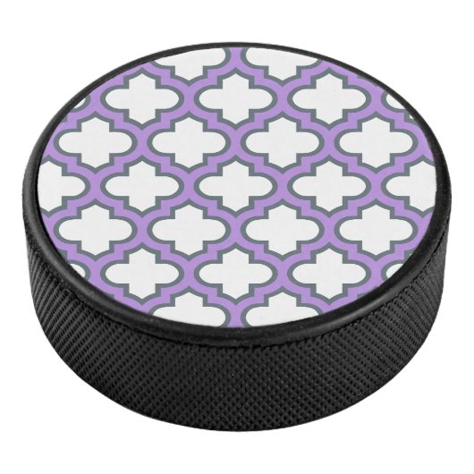 Witte en Paarse trellis, rooster, quatrefoil Hockey Puck (3/4)