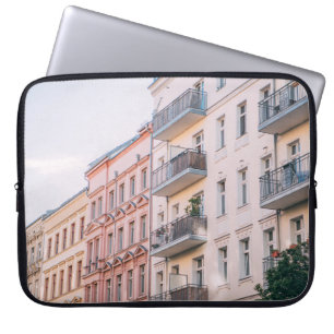 WITTE EN PINKGEBOUWEN LAPTOP SLEEVE