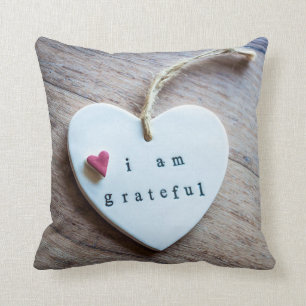 Witte en rode harten op hout kussen