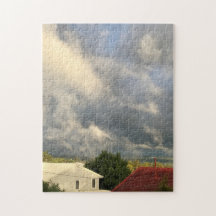 Witte en rode huis skyline met dramatische lucht