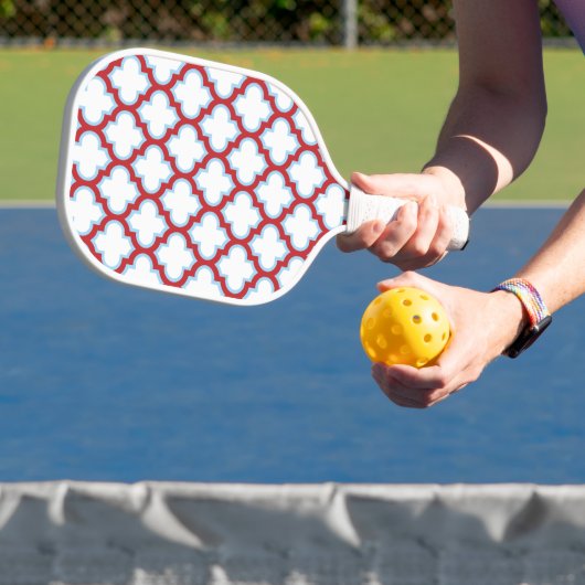 Witte en rode latwerk, traliewerk, quatrefoil pickleball paddle (Insitu)