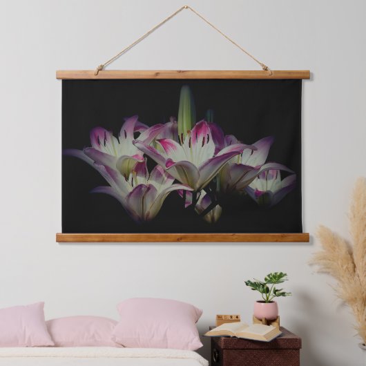 Witte en rode Lily bloemen Hangend Wandkleed (Slaapkamer)