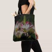 Witte en rode Lily bloemen Tote Bag (Dichtbij)