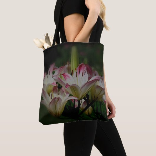 Witte en rode Lily bloemen Tote Bag (Dichtbij)