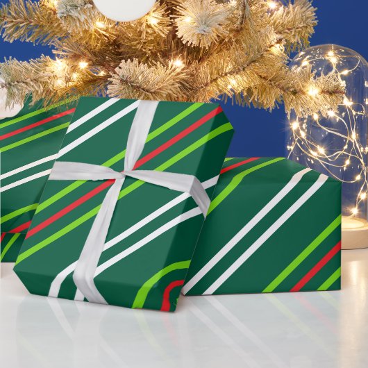 Witte en rode strepen op donkergroene kerst cadeaupapier (Feestdagen)