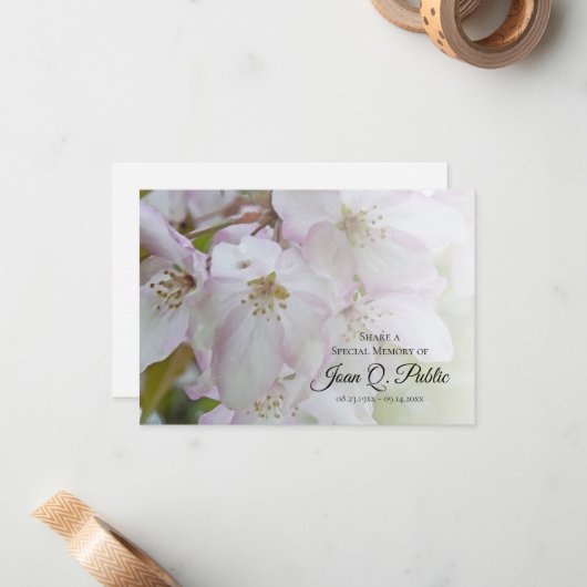 Witte en roze bloemen delen een geheugen begrafeni notitiekaartje (Voorkant / Achterkant in situ)