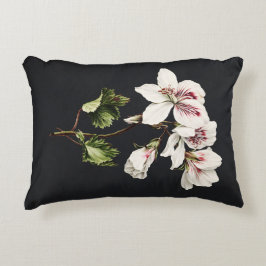 witte en roze bloemen op zwart accent kussen