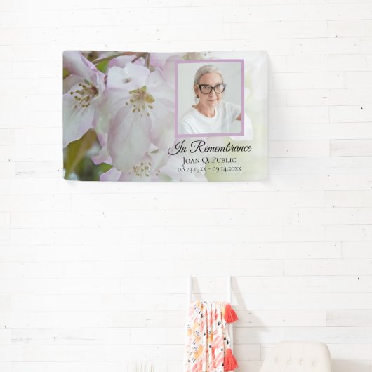 Witte en roze bloemen viering van het leven begraf spandoek (Insitu)