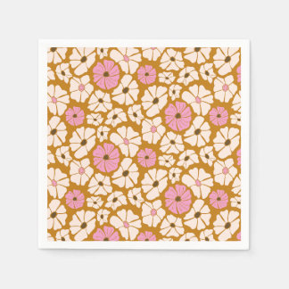 Witte en roze florale patroon op karamelbruin servet