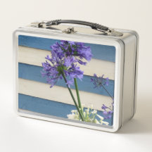 Witte en slijmvliesbloemen op strepen