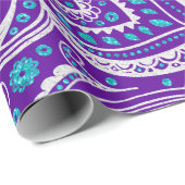 Witte en turkooispaisleypatroon op paars cadeaupapier (Rol Hoek)