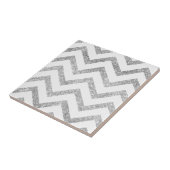 Witte en zilveren faux glitter chevron patroon. tegeltje (Zijkant)