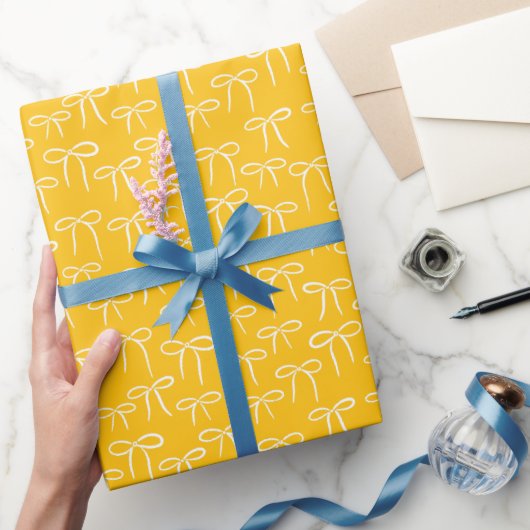 Witte en zonnige gele eenvoudige bogen patroon cadeaupapier (Geschenken)