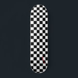 Witte en zwarte cheques en naam of tekst persoonlijk skateboard<br><div class="desc">Ga uit met dit ruitwit en zwarte schaakbord. Volledig met jouw naam of tekst in uw keus van rode,  blauwe,  roze,  gele,  en paarse kleuren. Deze controleurs worden niet gemaakt aan zelfs vierkante maten.</div>
