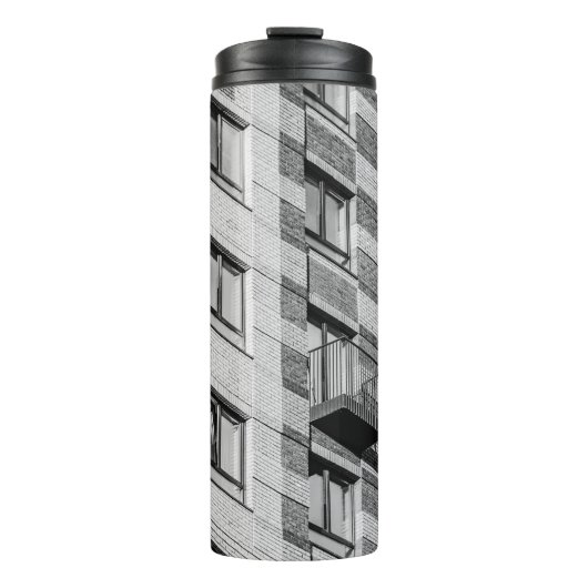 WITTE EN ZWARTE CONCRETE BOUW THERMOSBEKER (Voorkant)